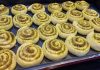 Zaatar Roll, Ortadoğu mutfağının kendine has lezzetlerinden biri olarak öne çıkıyor. İnce hamurun üzerine yayılan zaatar karışımı ve zeytinyağı ile hazırlanan bu lezzet, kahvaltılardan atıştırmalıklara kadar geniş bir yelpazede tüketilebiliyor. Geleneksel tariflerle hazırlansa da modern mutfaklarda farklı şekillerde sunulabiliyor. Konulu bir haber görseli.