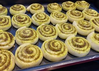 Zaatar Roll: Ortadoğu’nun Aromatik Lezzeti Zaatar Roll, Ortadoğu mutfağının kendine has lezzetlerinden biri olarak öne çıkıyor. İnce hamurun üzerine yayılan zaatar karışımı ve zeytinyağı ile hazırlanan bu lezzet, kahvaltılardan atıştırmalıklara kadar geniş bir yelpazede tüketilebiliyor. Geleneksel tariflerle hazırlansa da modern mutfaklarda farklı şekillerde sunulabiliyor. Konulu bir haber görseli.