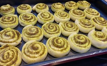 Zaatar Roll: Ortadoğu’nun Aromatik Lezzeti Zaatar Roll, Ortadoğu mutfağının kendine has lezzetlerinden biri olarak öne çıkıyor. İnce hamurun üzerine yayılan zaatar karışımı ve zeytinyağı ile hazırlanan bu lezzet, kahvaltılardan atıştırmalıklara kadar geniş bir yelpazede tüketilebiliyor. Geleneksel tariflerle hazırlansa da modern mutfaklarda farklı şekillerde sunulabiliyor. Konulu bir haber görseli.
