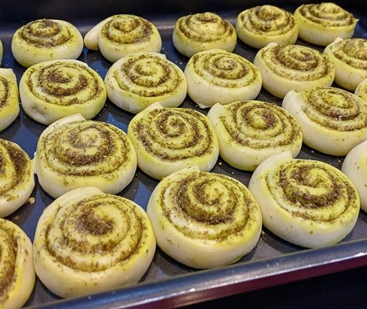 Zaatar Roll, Ortadoğu mutfağının kendine has lezzetlerinden biri olarak öne çıkıyor. İnce hamurun üzerine yayılan zaatar karışımı ve zeytinyağı ile hazırlanan bu lezzet, kahvaltılardan atıştırmalıklara kadar geniş bir yelpazede tüketilebiliyor. Geleneksel tariflerle hazırlansa da modern mutfaklarda farklı şekillerde sunulabiliyor. Konulu bir haber görseli.