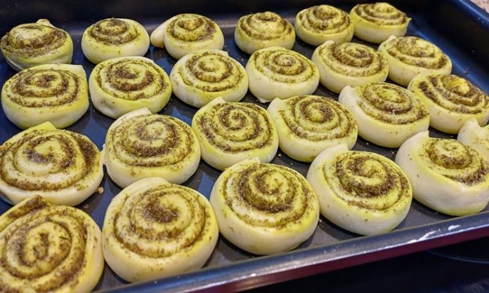 Zaatar Roll, Ortadoğu mutfağının kendine has lezzetlerinden biri olarak öne çıkıyor. İnce hamurun üzerine yayılan zaatar karışımı ve zeytinyağı ile hazırlanan bu lezzet, kahvaltılardan atıştırmalıklara kadar geniş bir yelpazede tüketilebiliyor. Geleneksel tariflerle hazırlansa da modern mutfaklarda farklı şekillerde sunulabiliyor. Konulu bir haber görseli.