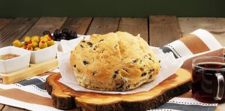 Geleneksel mutfaklarımızın vazgeçilmezlerinden biri olan zeytinli ekmek, hem kahvaltılarda hem de akşam yemeklerinde sofraları süsleyen özel bir lezzettir. Zeytinin doğal aroması ile ekmeğin yumuşak dokusunun birleşmesi, bu ürünü hem sağlıklı hem de lezzetli kılar. Ülkemizde özellikle Ege ve Akdeniz bölgelerinde uzun yıllardır tüketilen zeytinli ekmek, bölgesel tariflerle farklılıklar gösterir ve her sofraya özgün bir tat katar. Konulu bir haber görseli.