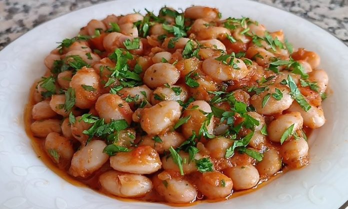Zeytinyağlı barbunya, Türk mutfağının klasik ve sağlıklı yemeklerinden biridir. Özellikle yaz ve bahar aylarında sofraları süsleyen bu lezzet, Ege ve Marmara bölgelerinde sıkça hazırlanır. Barbunya fasulyesi, protein ve lif açısından zengin bir baklagil olup, zeytinyağı ile birleştiğinde hem hafif hem de besleyici bir öğün sunar. Konulu bir haber görseli.