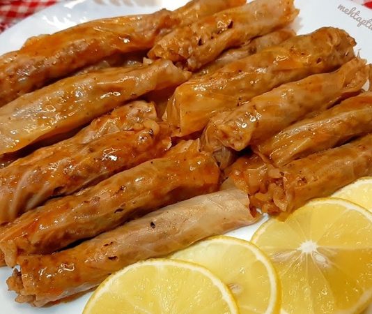 Zeytinyağlı lahana sarması, Türk mutfağının vazgeçilmez geleneksel tariflerinden biridir. Hem hafif hem de besleyici bir seçenek olan bu yemek, özellikle soğuk mevsimlerde sofraların baş tacıdır. Lahananın taze ve zeytinyağlı dolma harcıyla birleşmesi, hem görsel hem de lezzet açısından eşsiz bir deneyim sunar. Konulu bir haber görseli.