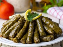 Zeytinyağlı Yaprak Sarma: Sofraların Vazgeçilmez Lezzeti Zeytinyağlı yaprak sarma, Türk mutfağının en sevilen geleneksel lezzetlerinden biridir. Özellikle meze olarak sofralarda sıkça yer alır ve hem hafif hem de besleyici bir alternatif sunar. Yaprak sarması, sadece Türkiye’de değil, Orta Doğu ve Balkan mutfaklarında da farklı yorumlarla hazırlanır. Konulu bir haber görseli.