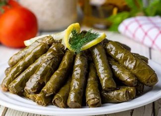 Zeytinyağlı Yaprak Sarma: Sofraların Vazgeçilmez Lezzeti Zeytinyağlı yaprak sarma, Türk mutfağının en sevilen geleneksel lezzetlerinden biridir. Özellikle meze olarak sofralarda sıkça yer alır ve hem hafif hem de besleyici bir alternatif sunar. Yaprak sarması, sadece Türkiye’de değil, Orta Doğu ve Balkan mutfaklarında da farklı yorumlarla hazırlanır. Konulu bir haber görseli.