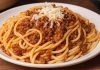 Kıymalı Makarna, Erişte ve Mantı gibi Türk mutfağının geleneksel lezzetleri ile İtalyan gastronomisinin yedi büyük ikonu (Makarna Graten, Tagliatelle, Ravioli, Fettucine Alfredo, Fırında Lazanya, Penne Arabiata, Spagetti Bolonez) arasındaki kültürel benzerlikler ve farklılıklar, hamur işlerinin dünya çapındaki evrimini gösterir. Bu kapsamlı haberimizde, kıyma kullanımının merkezde olduğu bu dokuz başyapıtın tarihini, hazırlanışını ve sofralardaki yerini inceliyoruz. Bu yemekler, Anadolu’dan İtalya’ya uzanan mutfak mirasının ve lezzet çeşitliliğinin mükemmel bir kanıtıdır. Konulu bir haber görseli.